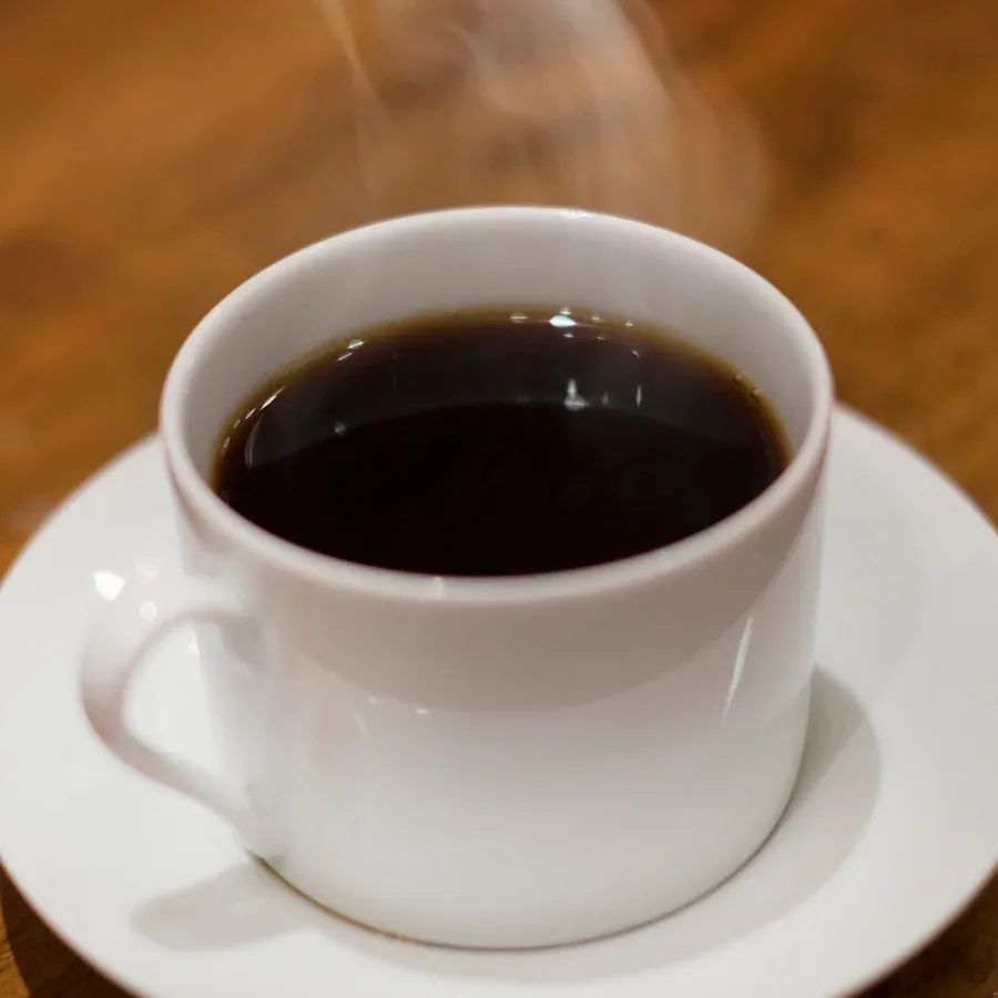 湯気の立つG7 PureBLACKのホットブラックコーヒー